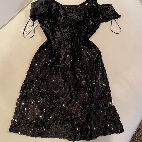 NWT (6) Sleeveless v neck flutter ruffle neckline black sequin shift mini dress - Picture 6 of 11